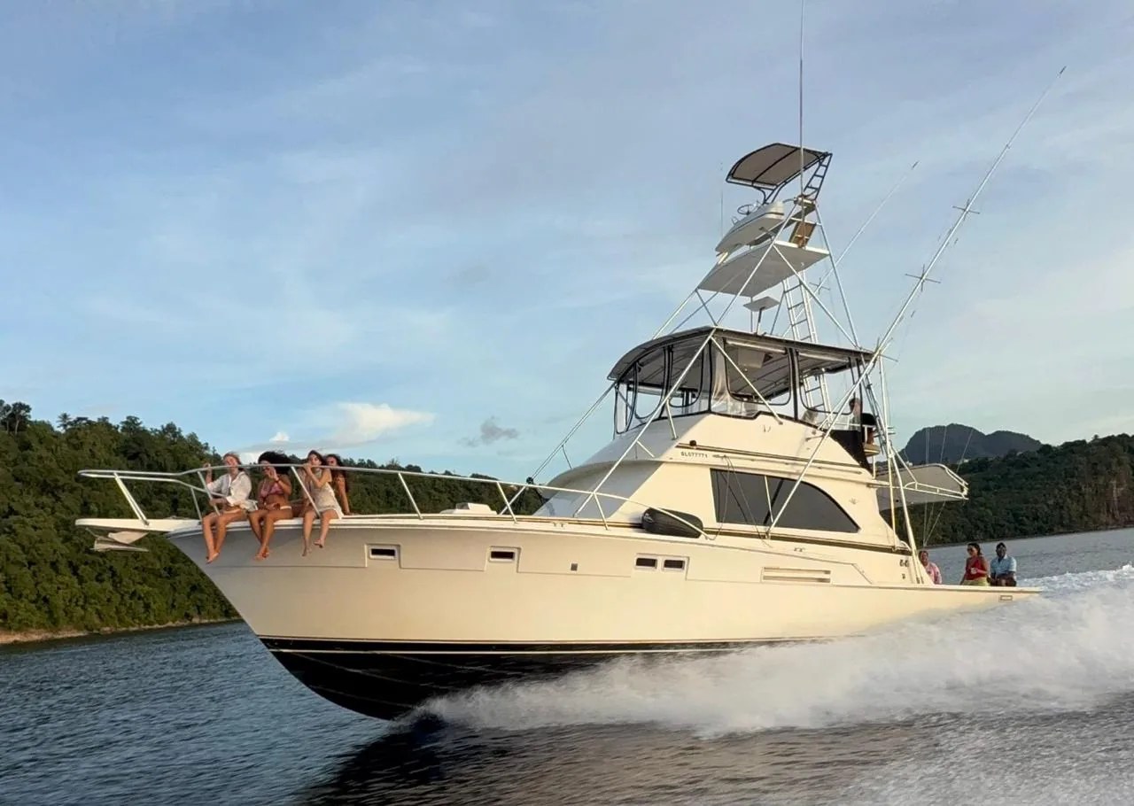 The Lucky Strike running off the Grenada coast with guests on the bow