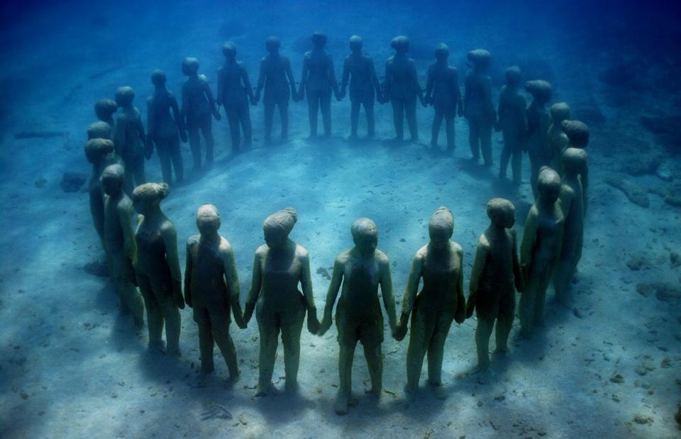 Vicissitudes, a ring of sculpted children holding hands on the seabed in Molinere Bay, Grenada